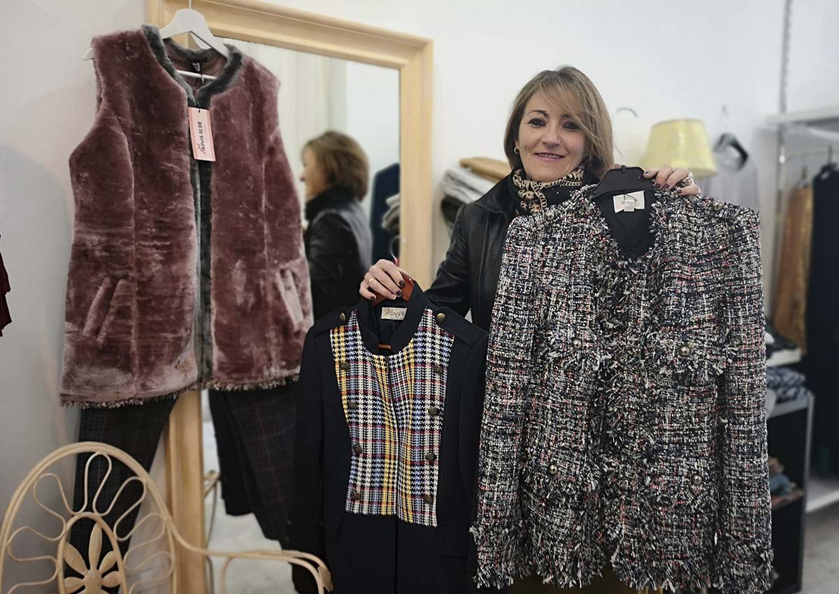 Pilar Valdivia muestra alguno de sus modelos más exclusivos y elegantes.