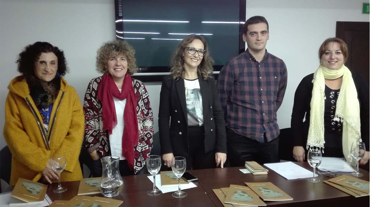 Miembros del jurado junto al ganador del certamen de poesía de este año.