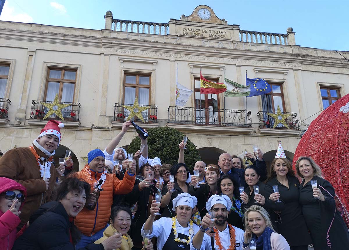 Cerca de 200 personas, principalmente trabajadores de hostelería, reciben al año 2019 de forma anticipada debajo el viejo reloj del Parador con las ‘pre-uvas’