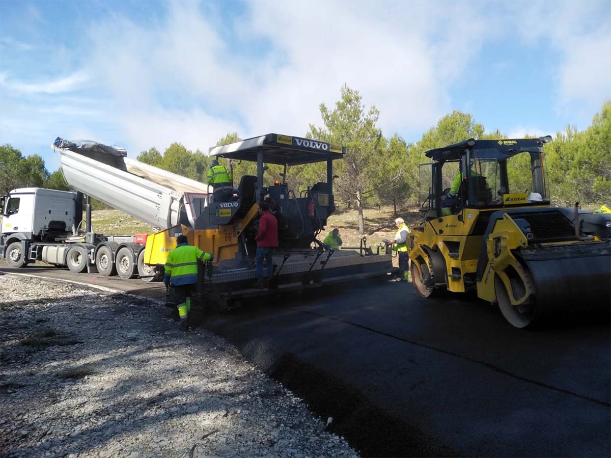 La carretera ya está abierta, aunque de momento siguen las obras de reparación de la calzada.