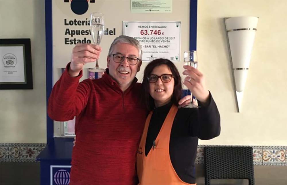 Los responsables del punto de venta de Lotería de Gaucín, Joaquín y María, celebrando el primer premio que han repartido.