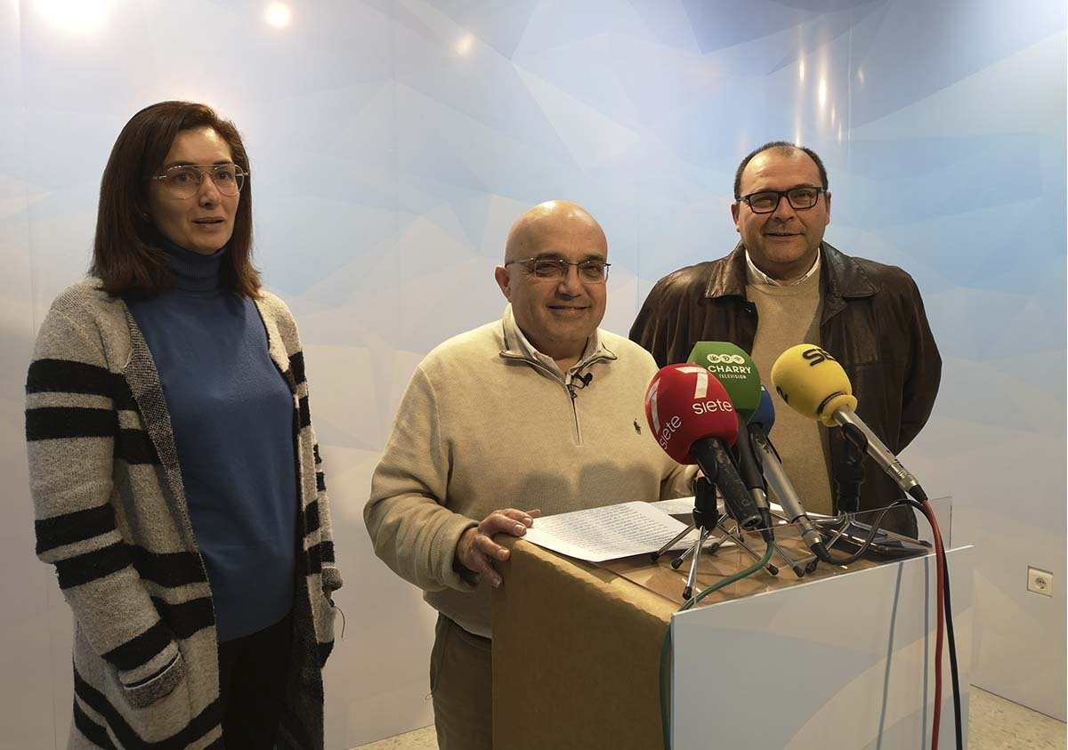 El concejal del PP, Jesús Vázquez, junto a otros miembros de la formación en la rueda de prensa de este miércoles.
