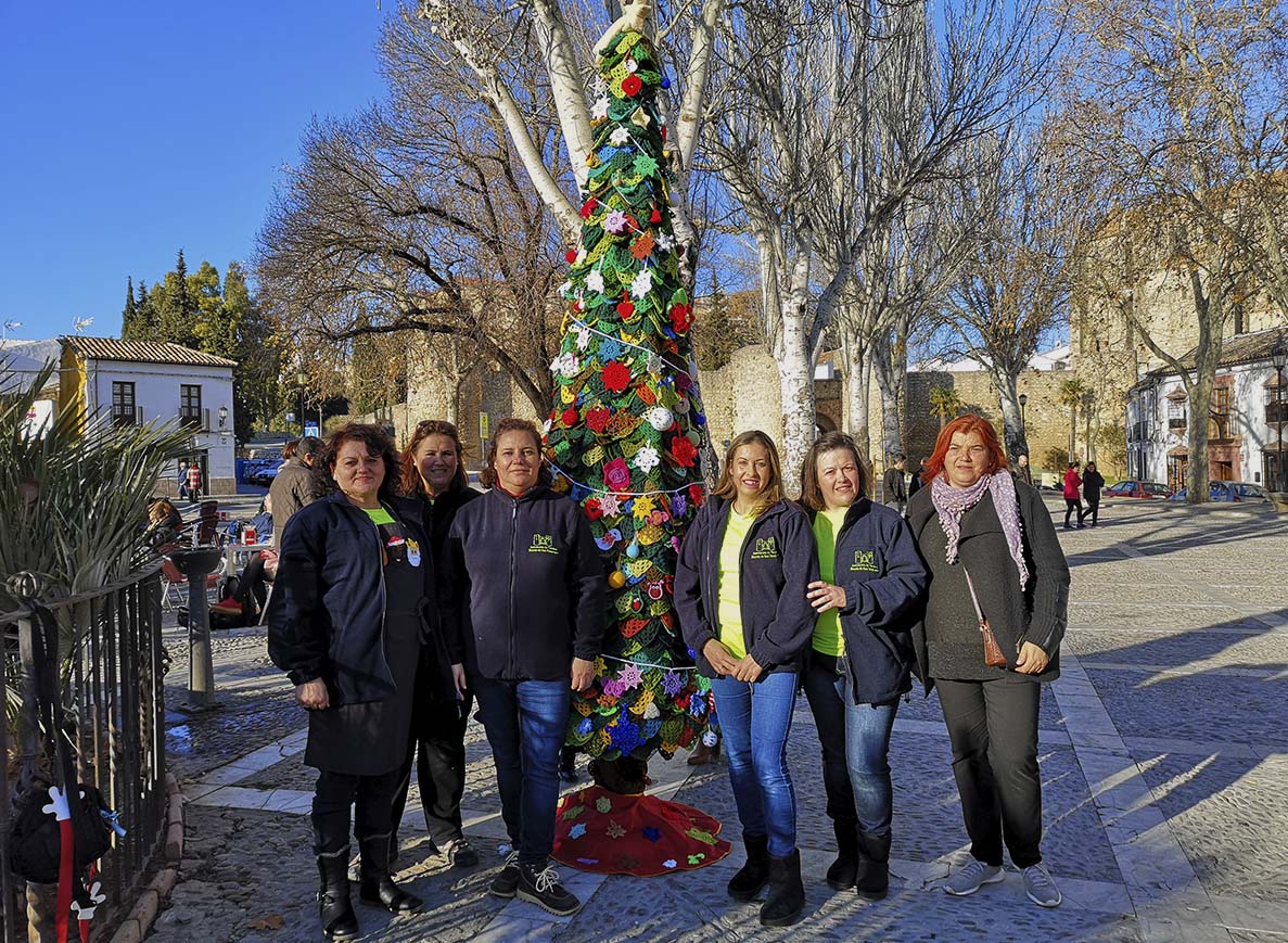Mujeres del barrio de San Francisco han estado elaborando durante meses un árbol de navidad de croché.