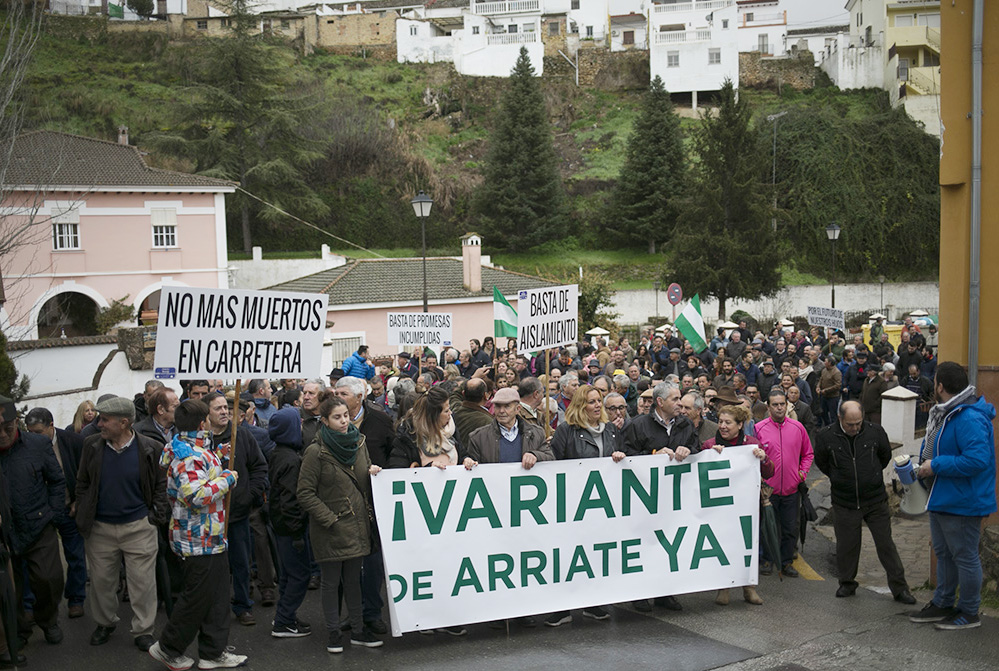 Los manifestantes desafiaron al mal tiempo y se echaron a la calle para reclamar la variante de Arriate.