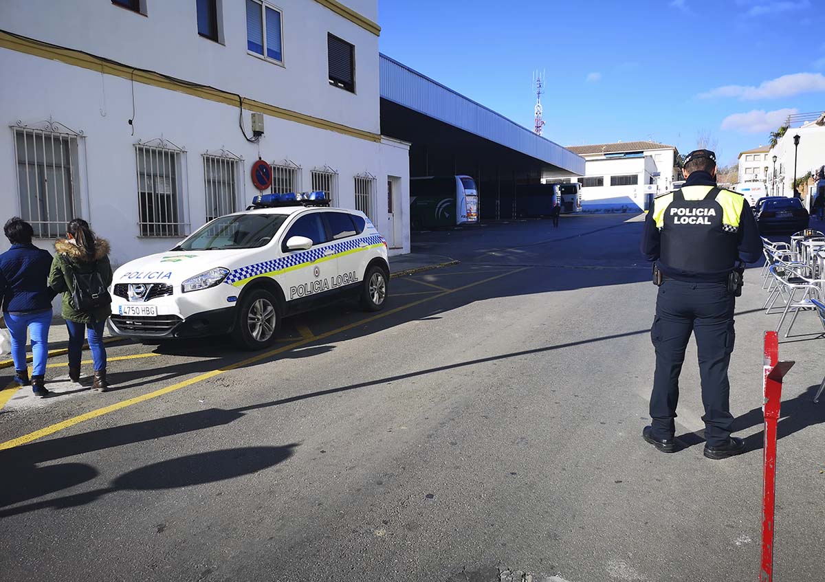 La Policía Local tendrá que controlar la estación de autobuses hasta mediados de febrero, con el coste que ello supone.