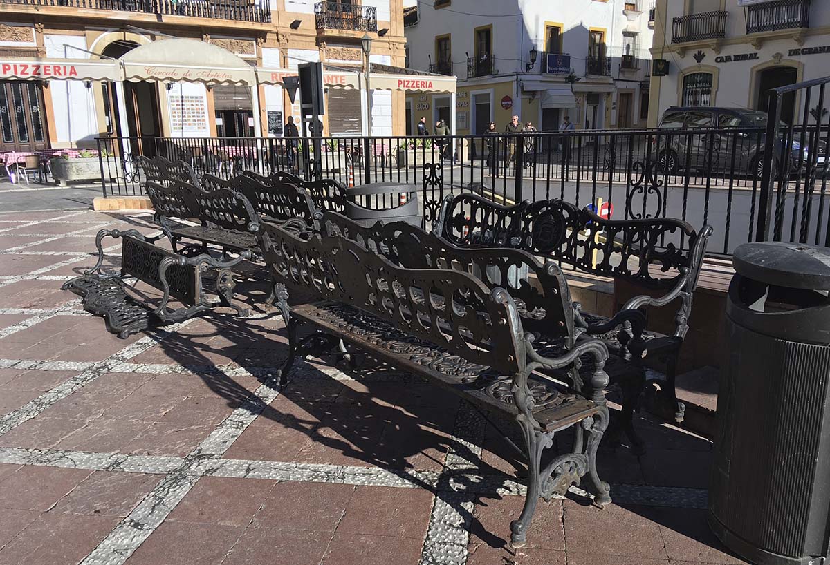 Los bancos de la plaza del Socorro se han retirado de sus ubicaciones en el primer día de los trabajos.