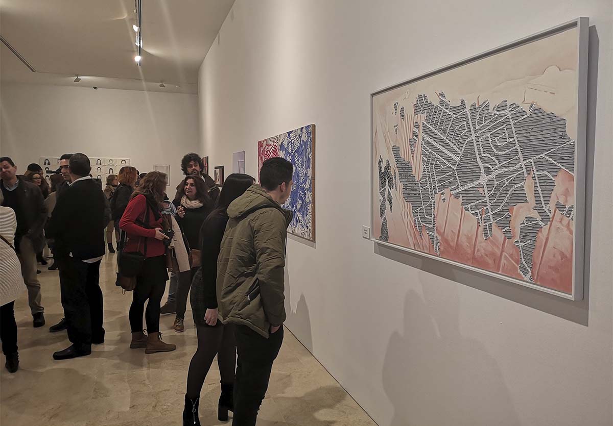 Numerosas personas han asistido a la inauguración de la exposición.