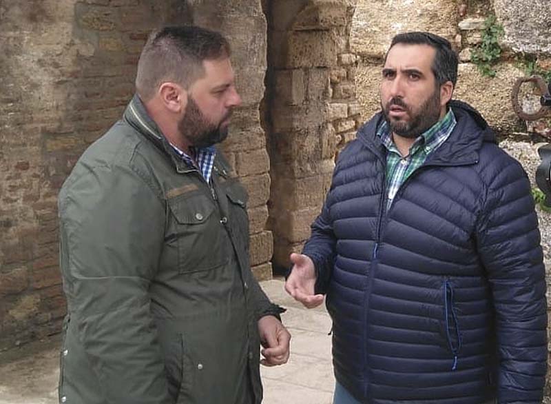 Los chirigoteros 'Faito' y Valiente en el rodaje de uno de sus vídeos. Foto Facebook 'Los guardianes de Ronda'.