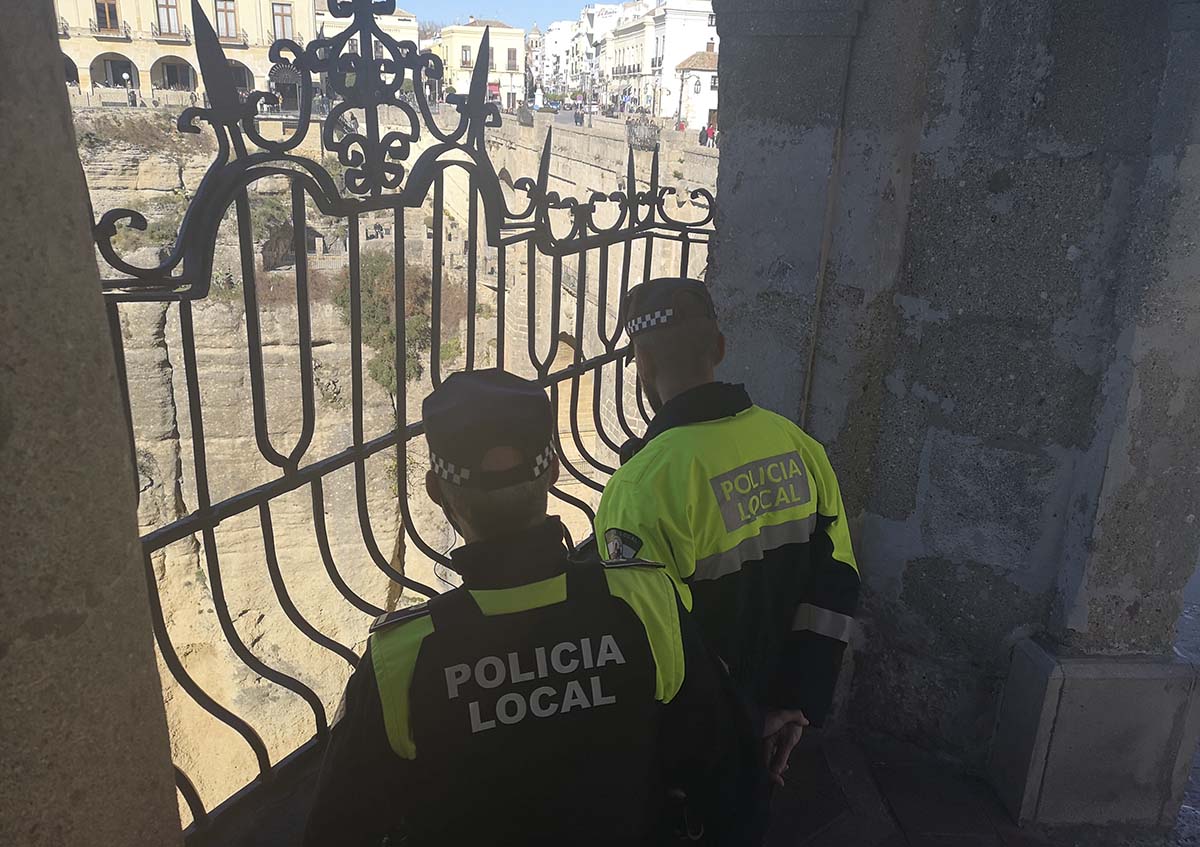 Dos policías locales en el balcón del Puente desde donde intentó saltar al Tajo el joven rondeño.