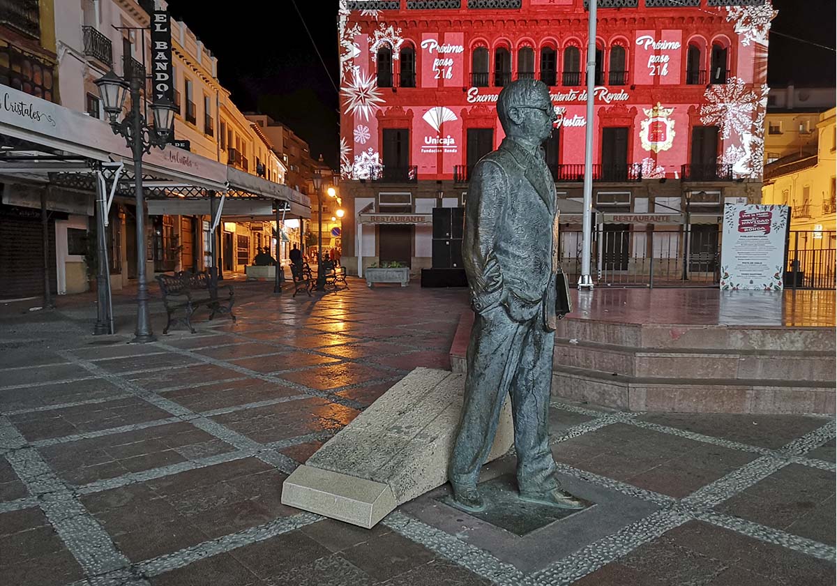 El monolito de Blas Infante permanecía esta tarde aún en el suelo.