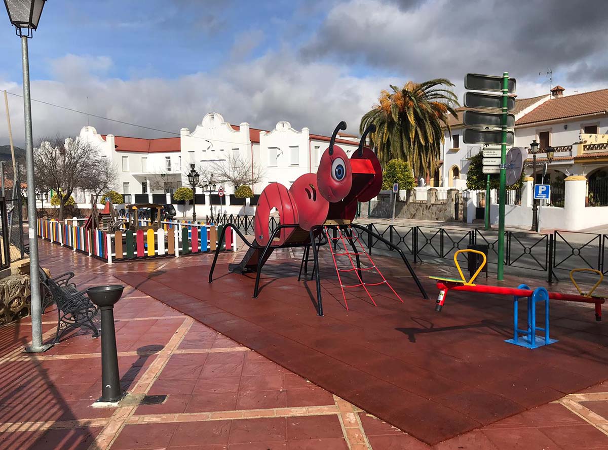 El nuevo parque infantil se ha situado en la entrada a Arriate, junto al colegio.