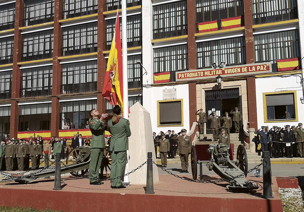 La formación militar se ha iniciado con la izada de la bandera de España.