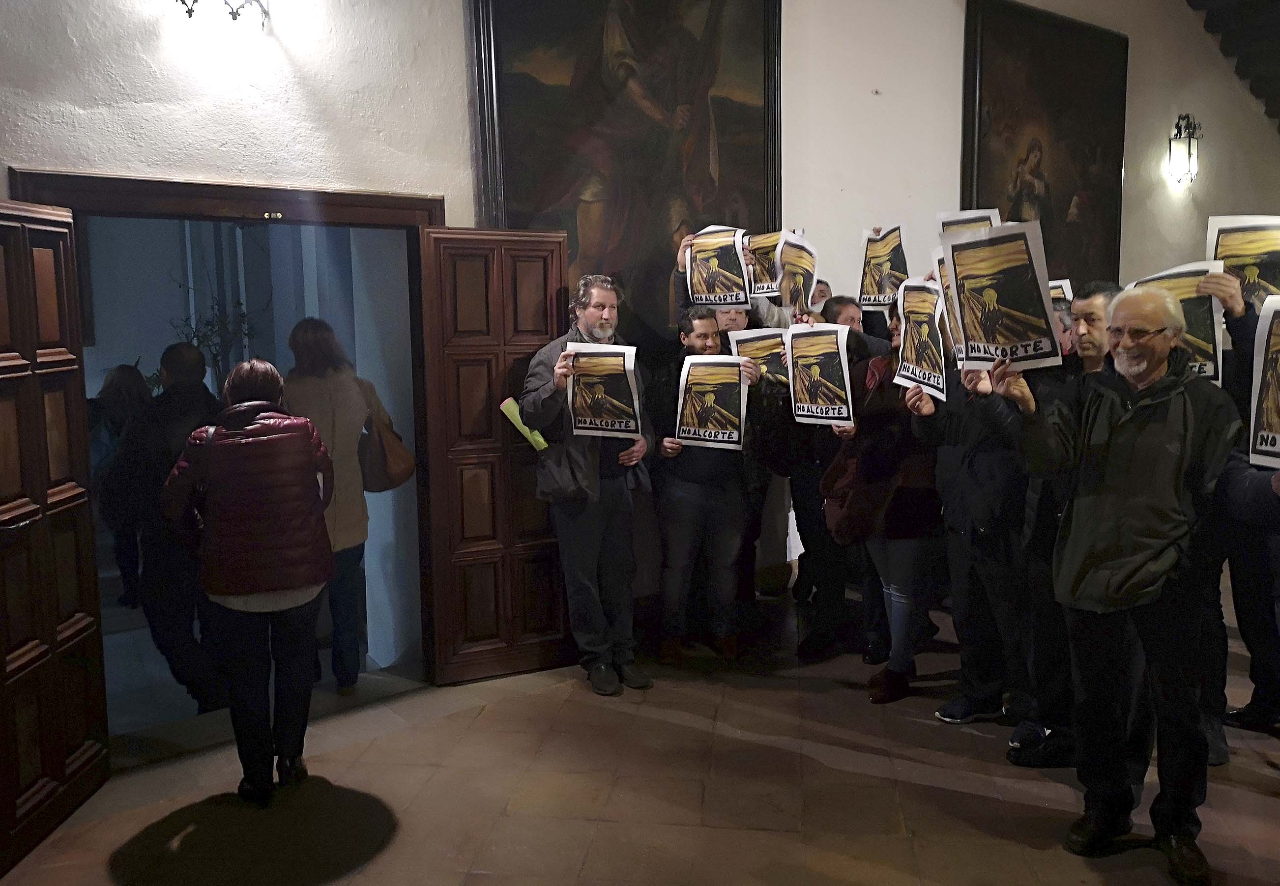 La concejal de Tráfico, Paqui González (IU), abandona el Pleno con la cabeza agachada ante las protestas de los vecinos de la zona Sur por el corte del Puente.