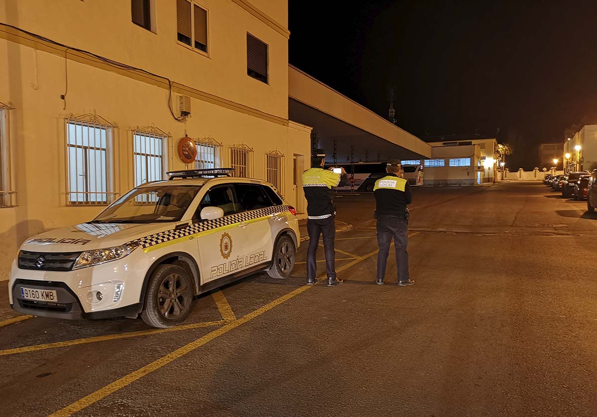 La Policía Local sanciona en una sola noche a diez personas por participar en botellones repartidos por toda la ciudad