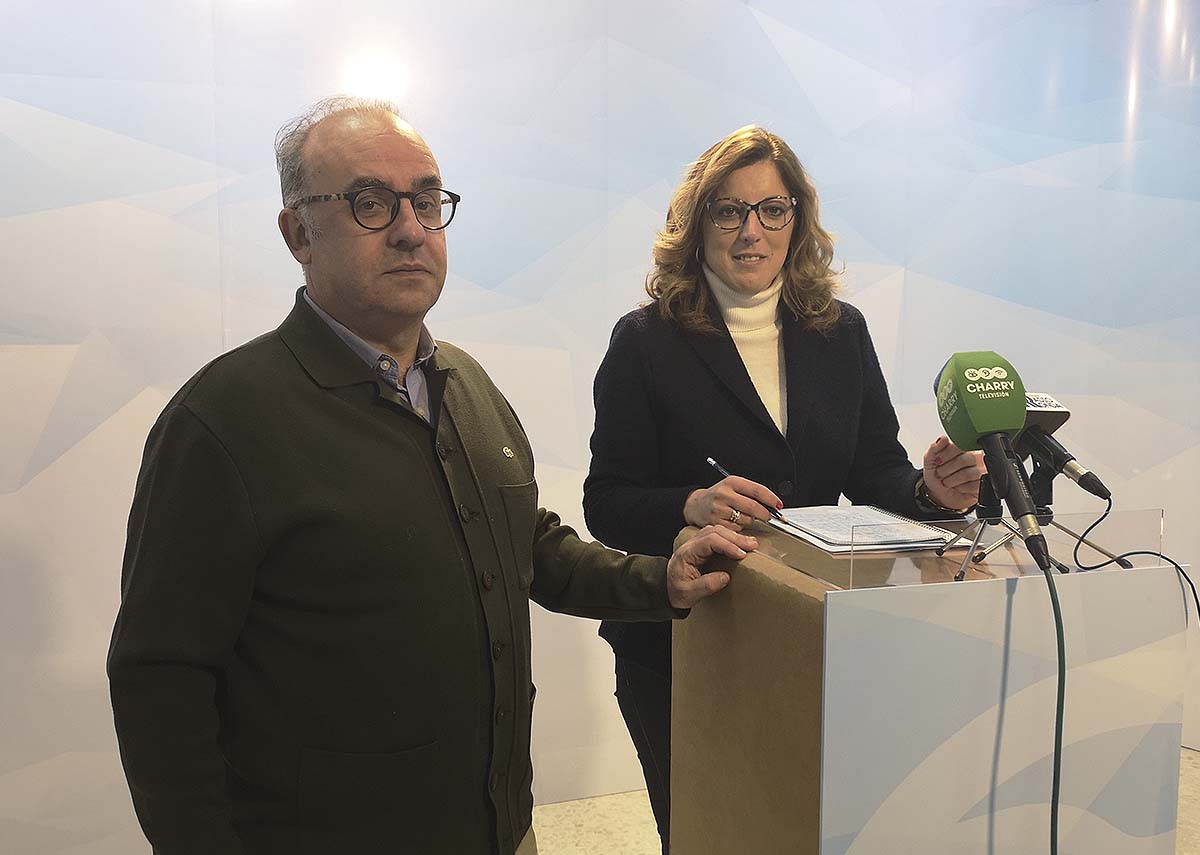 Los concejales populares Maricarmen Martínez y Fernando Corrales en la rueda de prensa que han ofrecido este viernes.