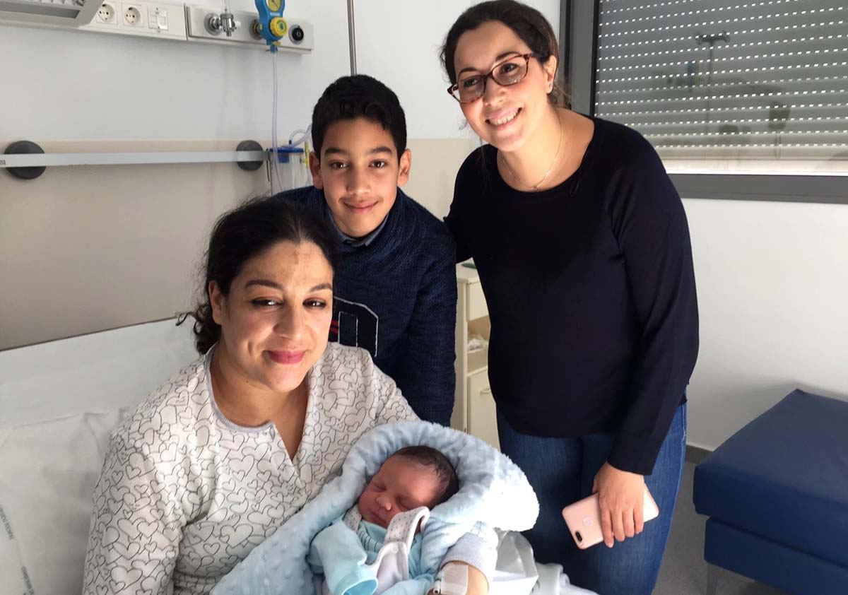 Adam junto a su madre y a sus dos hermanos en el Hospital de Ronda.