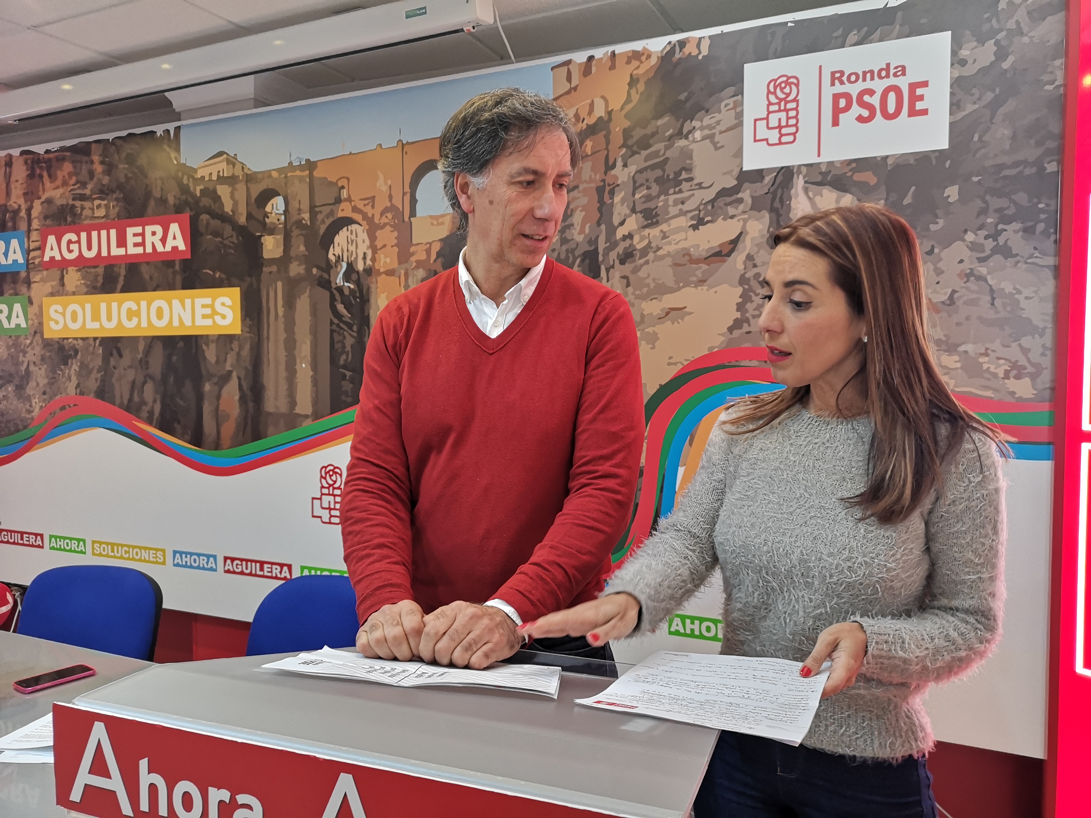 Rubén Morales y Beatriz Rubiño en la rueda de prensa ofrecida en la Casa del Pueblo.