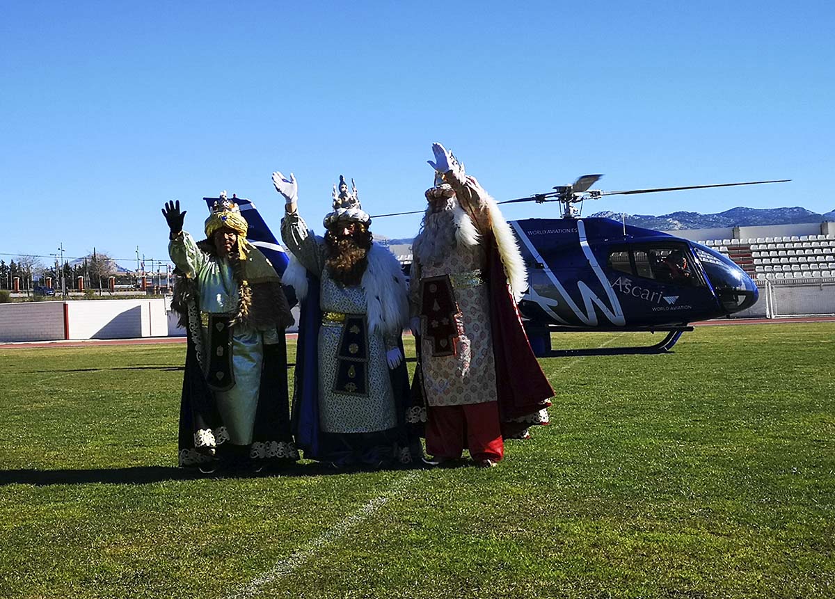 Momento en el que Sus Majestaades han descendido del helicóptero a su llegada a Ronda.
