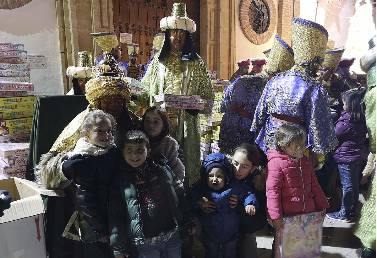 Los niños se han acercado a los Reyes Magos en la Adoración al Niño tras la Cabalgata.