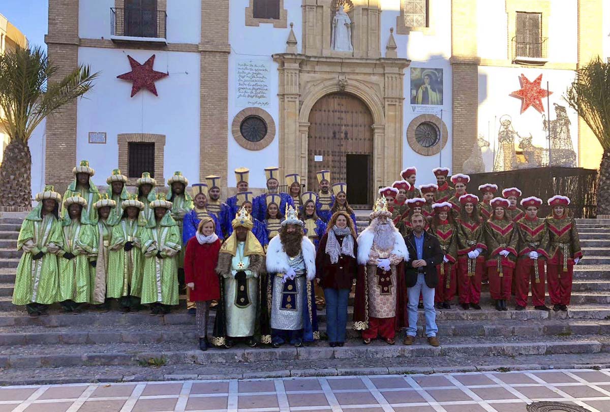Los Reyes Magos, pajes y autoridades locales en la salida hacia las pedanías rondeñas.
