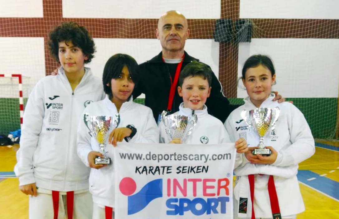 El entrenador junto a los alumnos que participaron en la competición de Frigiliana.
