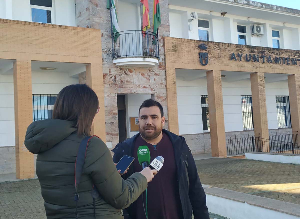 Alejandro Serrato atendiendo a los periodistas en las puertas del Ayuntamiento de Arriate.