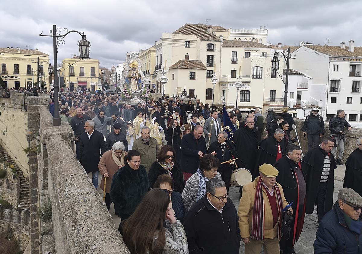 La patrona de Ronda, la Virgen de la Paz, regresa a su santuario en el día de su festividad acompañada por cientos de fieles