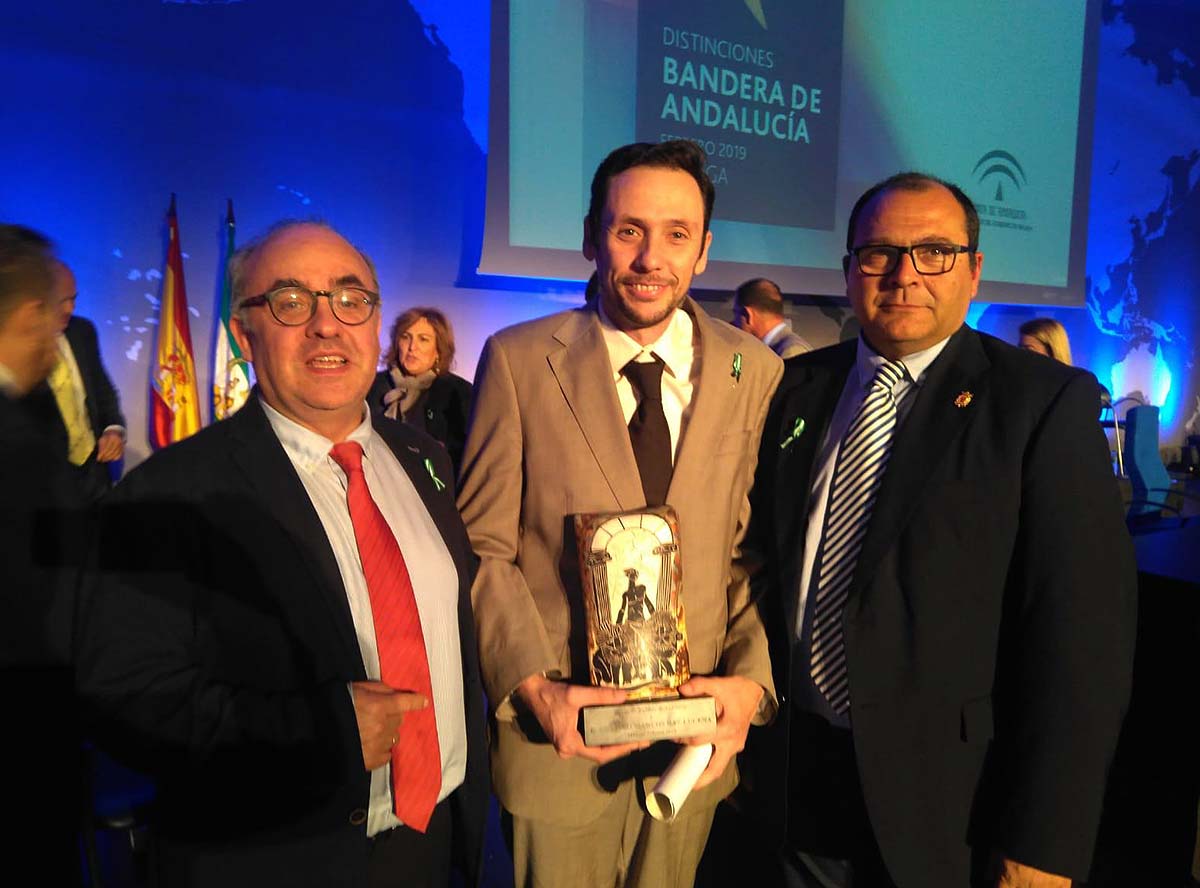 Dos concejales del PP han arropado a Marcos Naz en su reconocimiento por parte de la Junta.