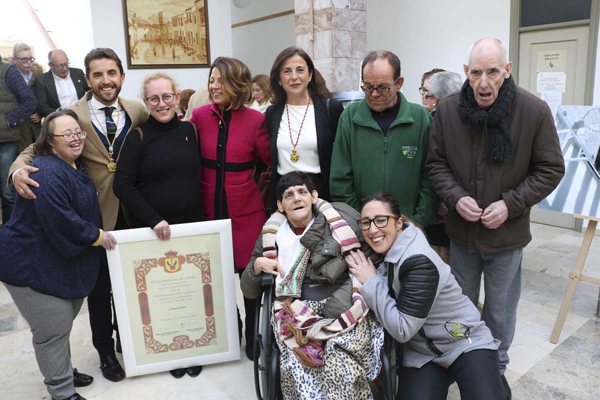El alcalde de Arriate junto a la responsable de Asprodisis y usuarios del centro.