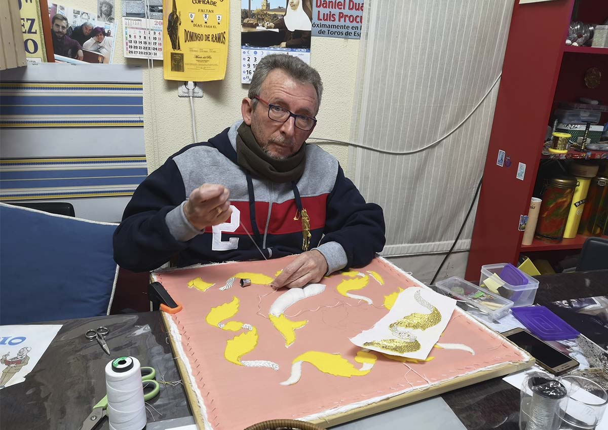Manujel Pérez Avilés preparando una de las clases de bordado para sus alumnos.
