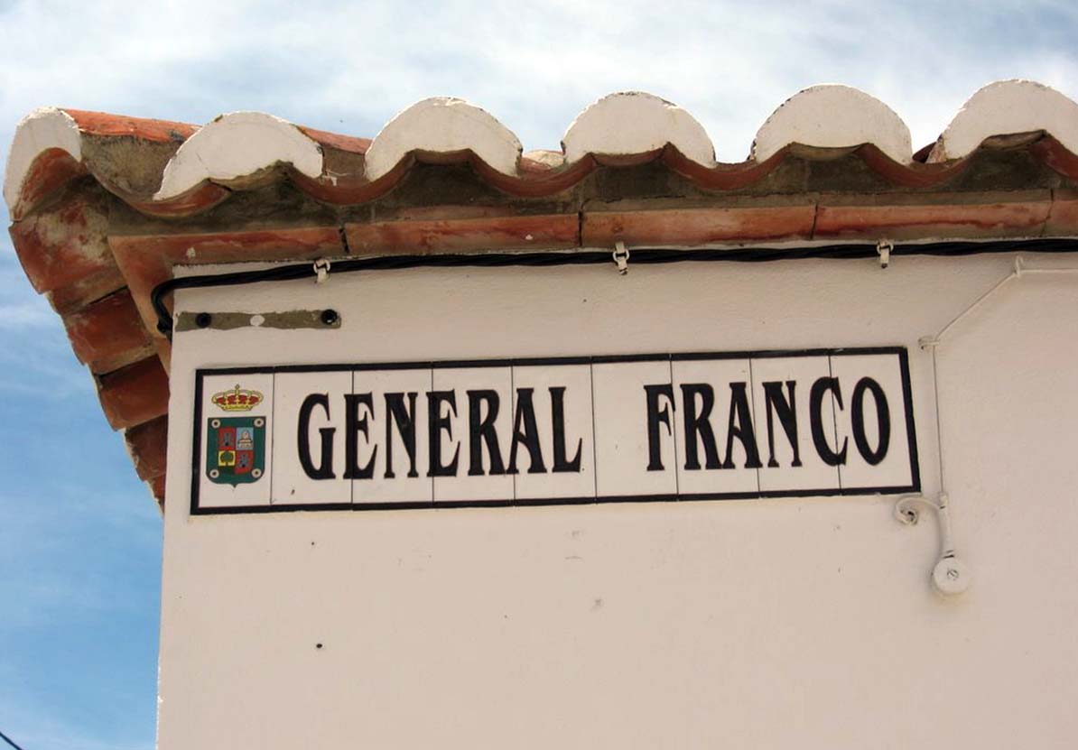 Uno de los rótulos de calles que existían en algunos municipios de la Serranía de Ronda.