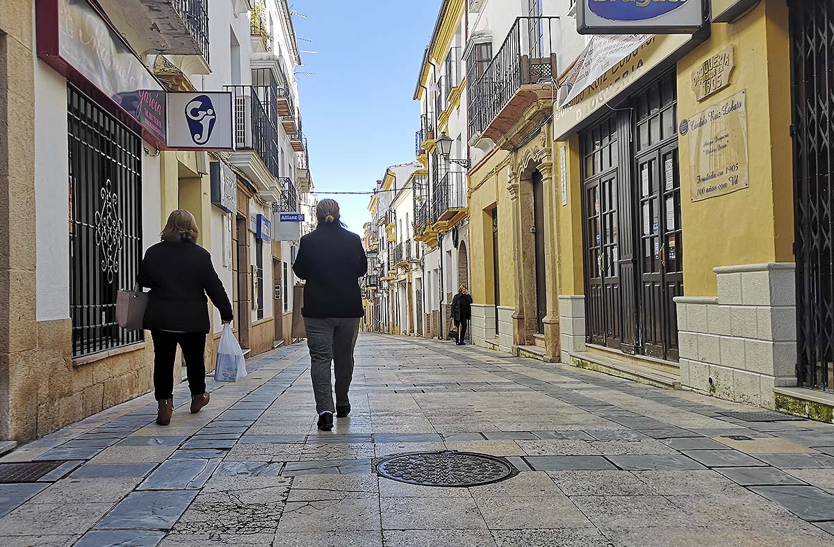 Pocos transeúntes y clientes pasan a diario por esta calle, a pesar de estar situada en el centro de Ronda.