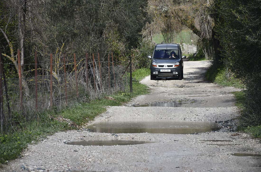 El camino de este municipio presenta múltiples desperfectos.