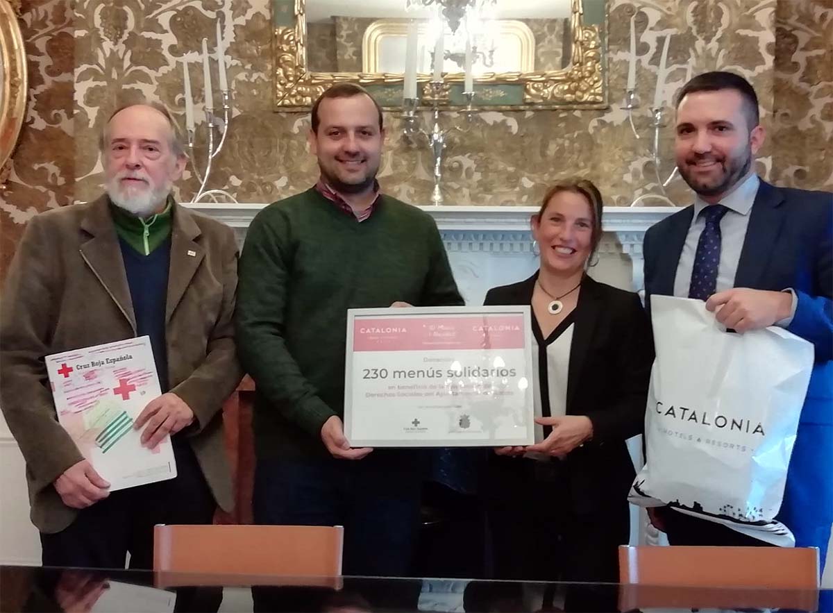 Responsables del Ayuntamiento y de Cruz Roja, con los directores de los dos hoteles de la cadena Catalonia en Ronda.