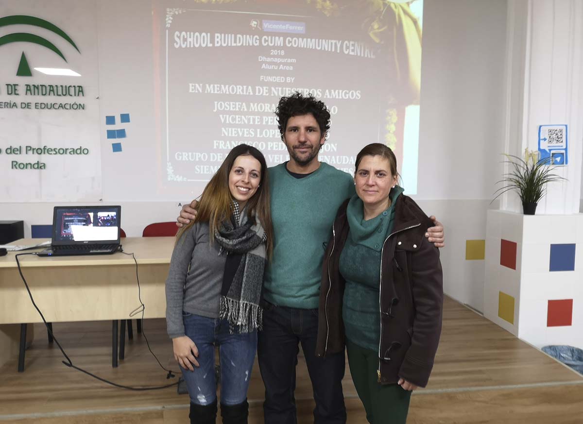 La Fundación Vicente Ferrer presenta el proyecto del colegio que ha inaugurado en la India dedicado a los cooperantes rondeños que perdieron su vida en ese país