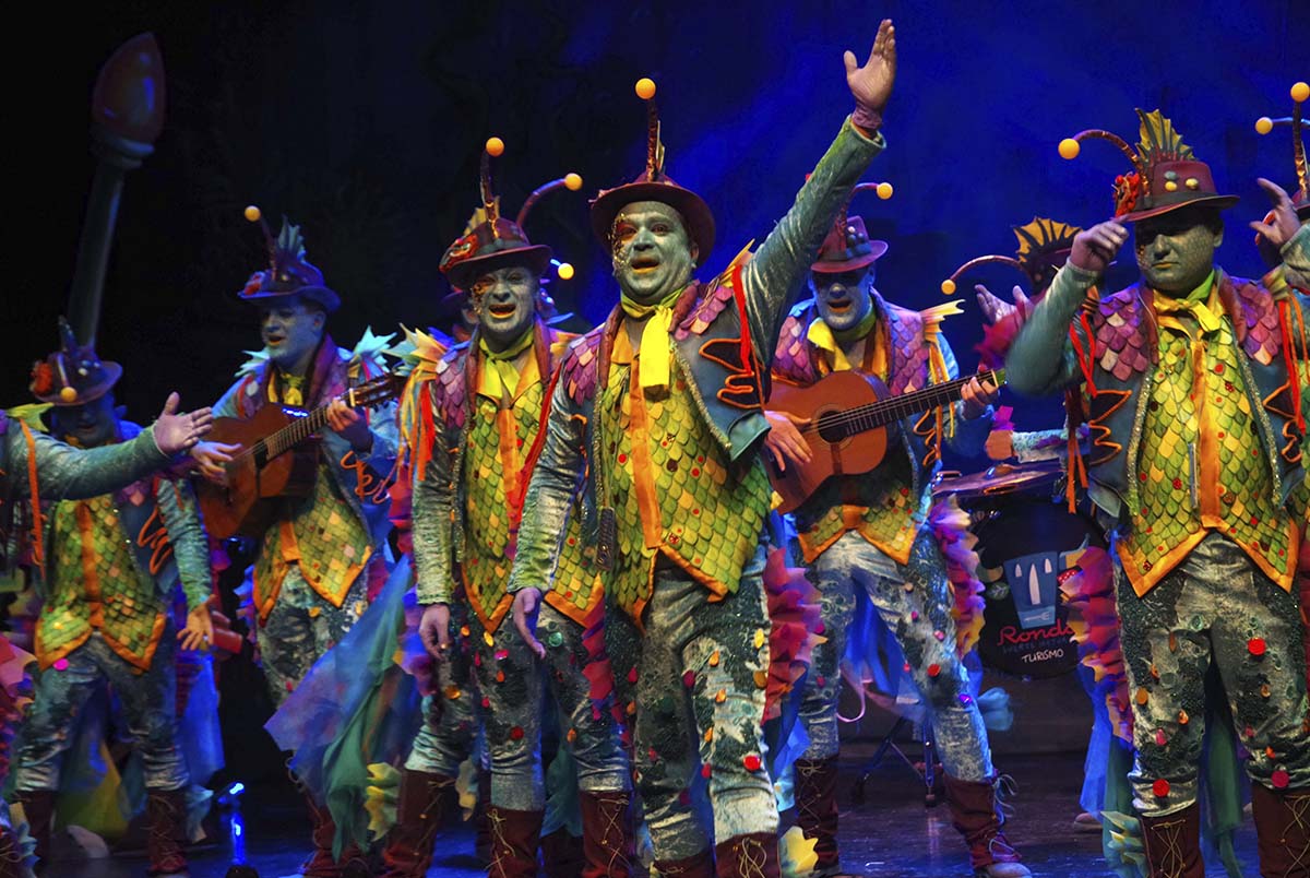 Actuación de la comparsa rondeña sobre las tablas del Teatro Cervantes. Foto COAC Málaga.