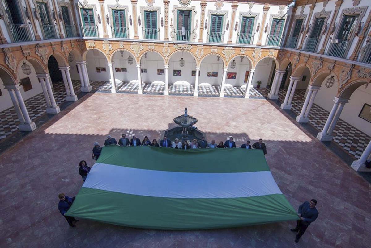 Los acaldes y concejales asistentes desplegaron una bandera de Andalucía.