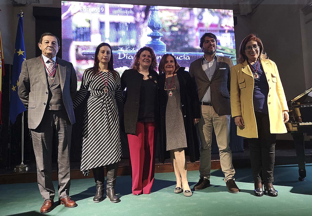 Los homenajeados junto a la alcaldesa, en el acto institucional del Día de Andalucía.