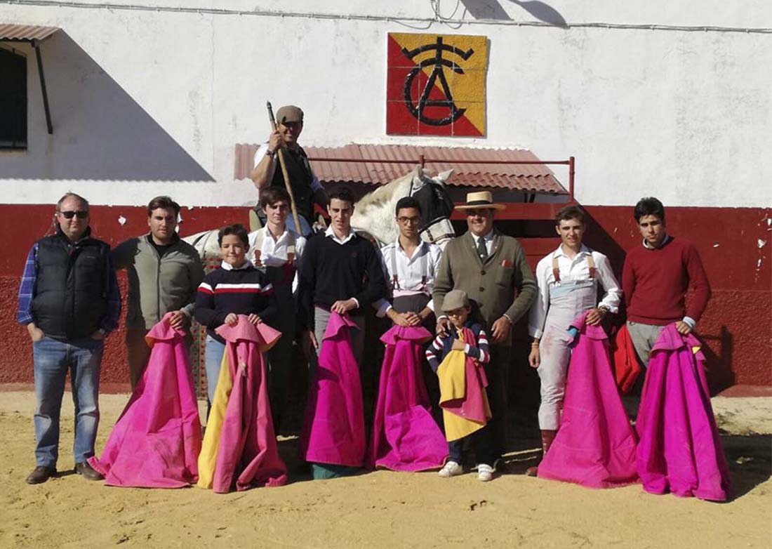 Algunos de los miembros de la Escuela Taurina de Ronda en un tentadero.