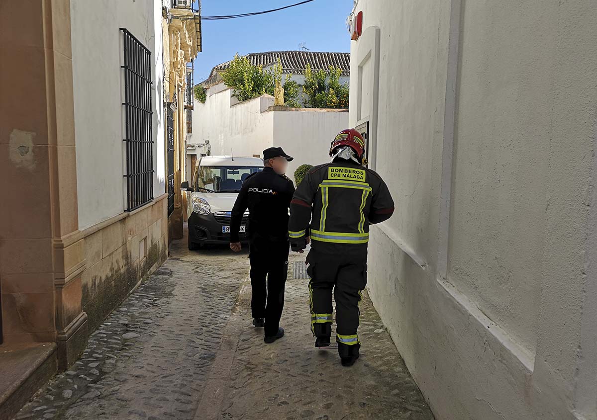 Efectivos de los Bomberos y de la Policía en el exterior del recinto siniestrado.