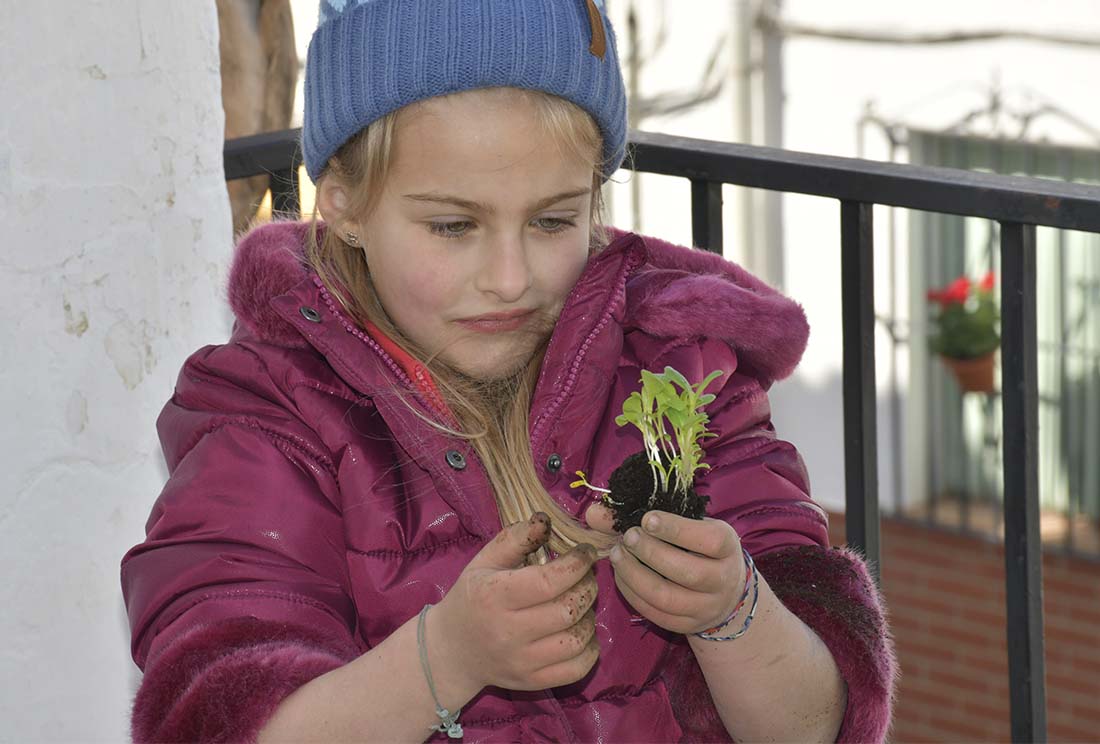 Una de las alumnas prepara una de las plantas del huerto escolar de Faraján.