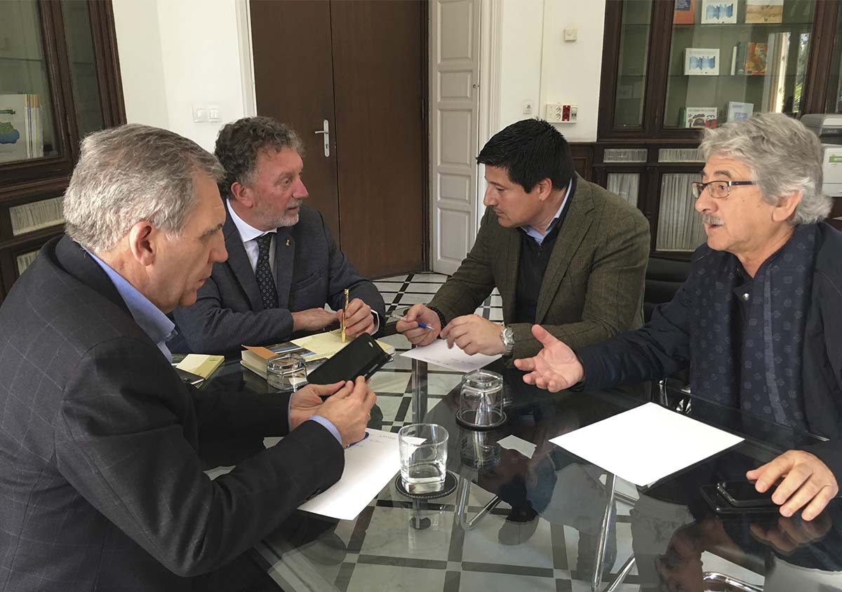 Momento de la reunión mantenida entre representantes de la Diputación y de la Junta en Sevilla.