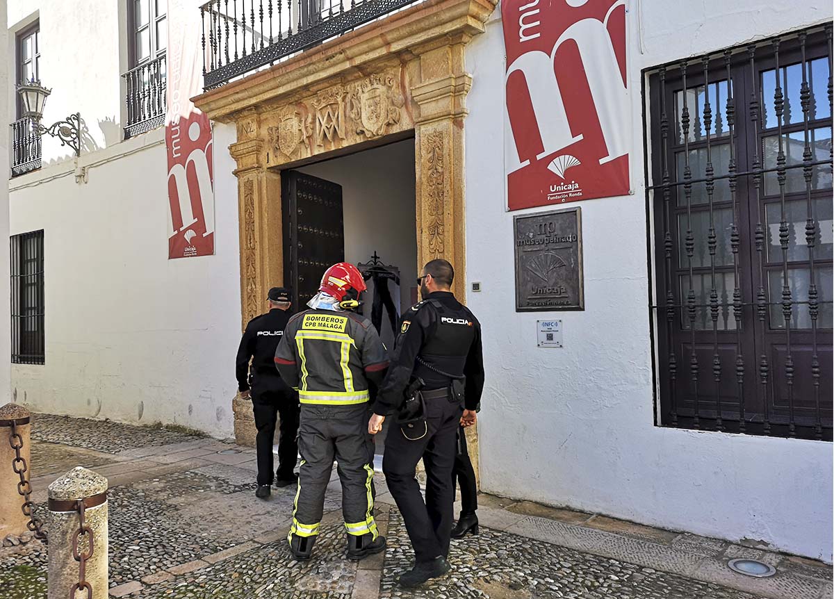 Momento en el que los bomberos y la Policía acceden a las instalaciones del Museo.