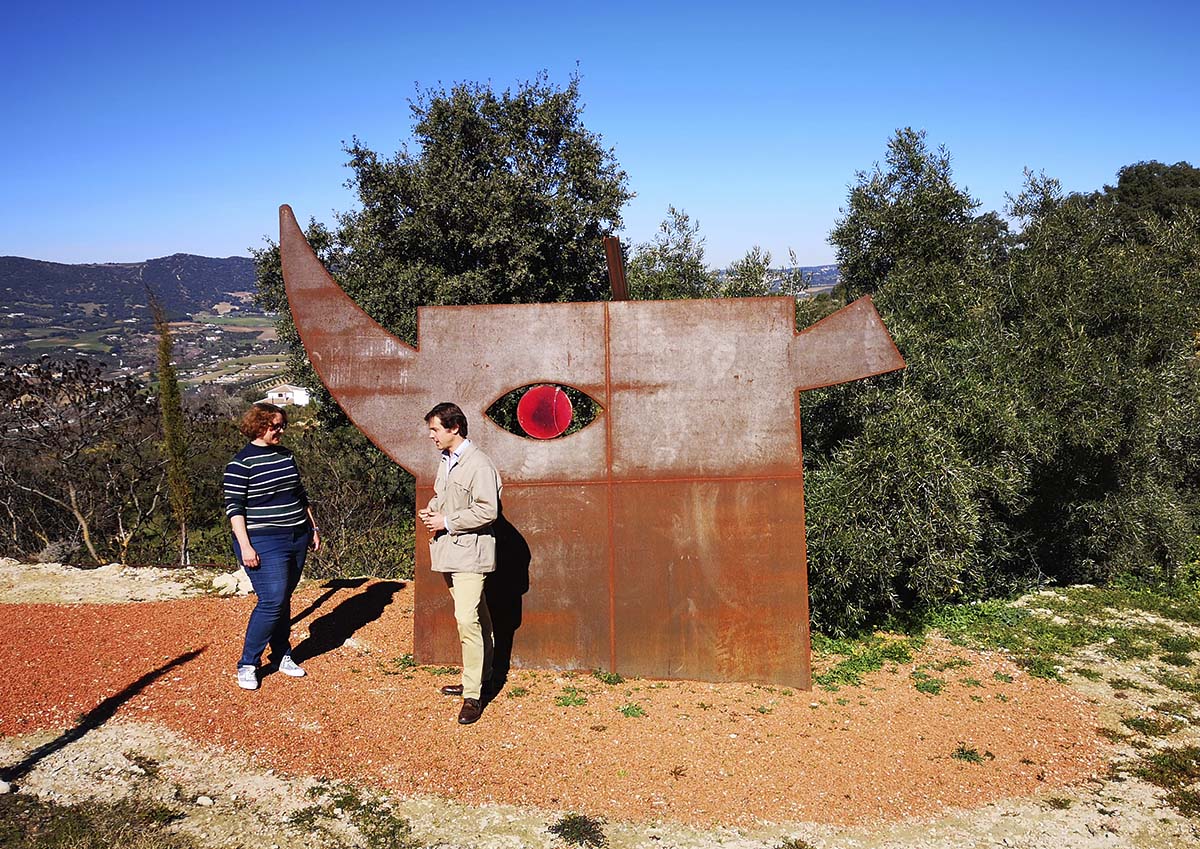 Responsables de la empresa junto a una de las esculturas que Starck ha situado en el recorrido por los cultivos ecológicos.