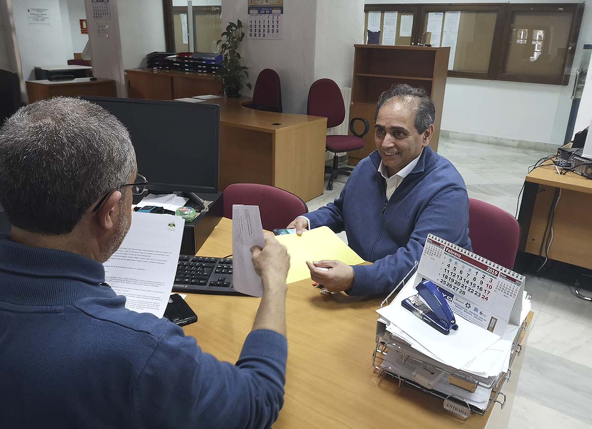 El presidente de la Asociación de peñas, Gabriel Pardo, ha presentado hoy el escrito en el Ayuntamiento.
