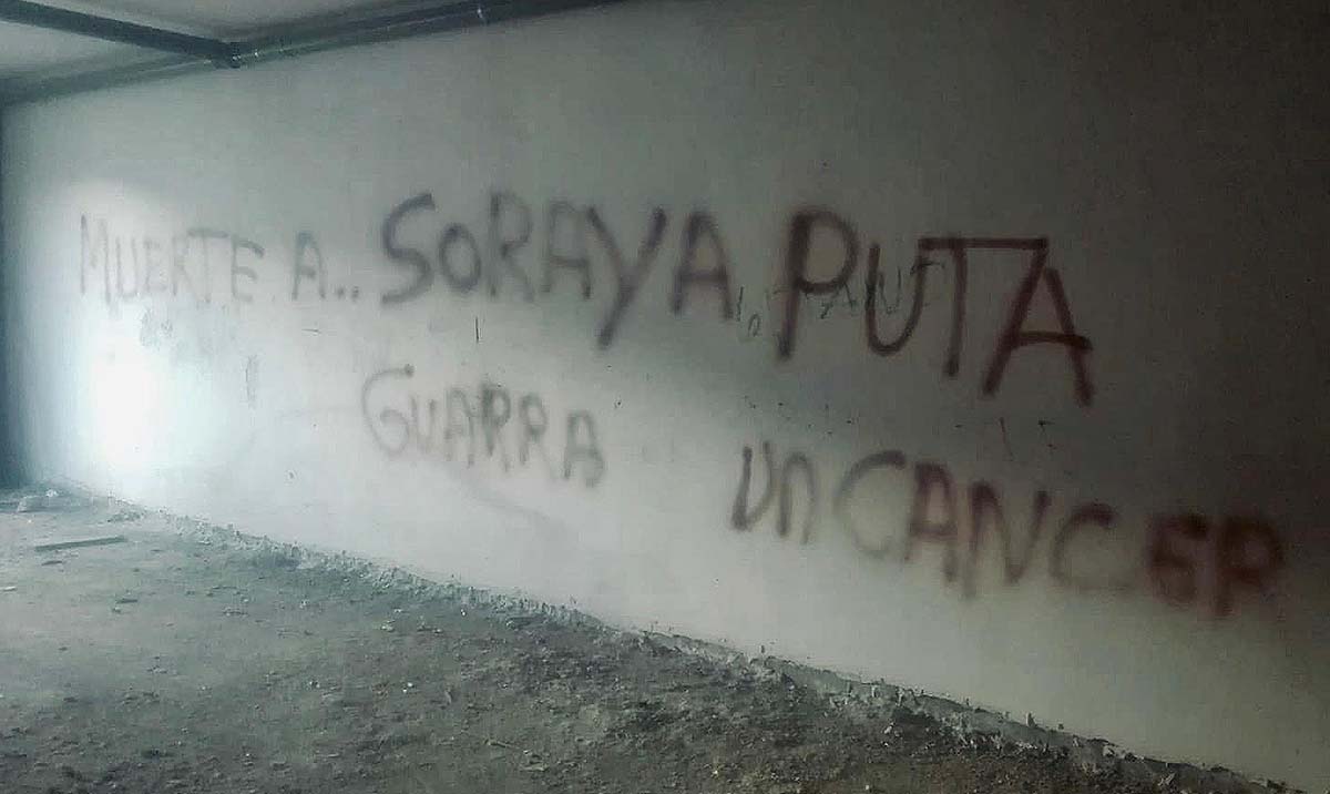 Una de las pintadas contra la alcaldesa que han aparecido en Benaoján.
