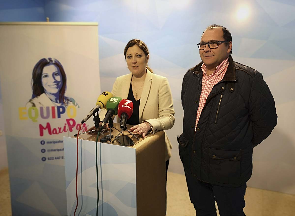 Los concejales María del Carmen Martínez y Juan de Dios Barba en la rueda de prensa de este martes.