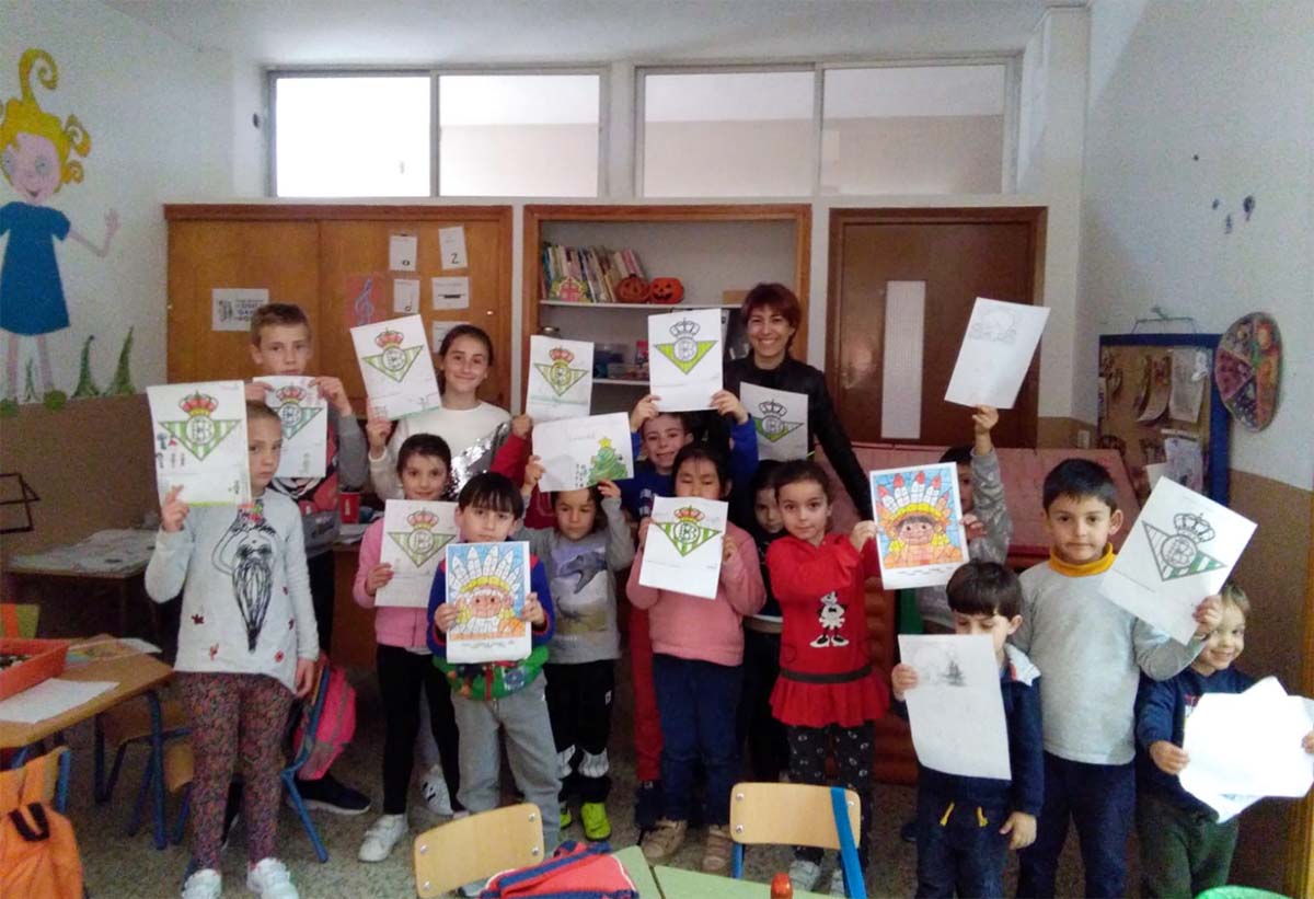 La concejal con algunos de los alumnos que participan en las actividades. Foto Prensa Ayuntamiento.