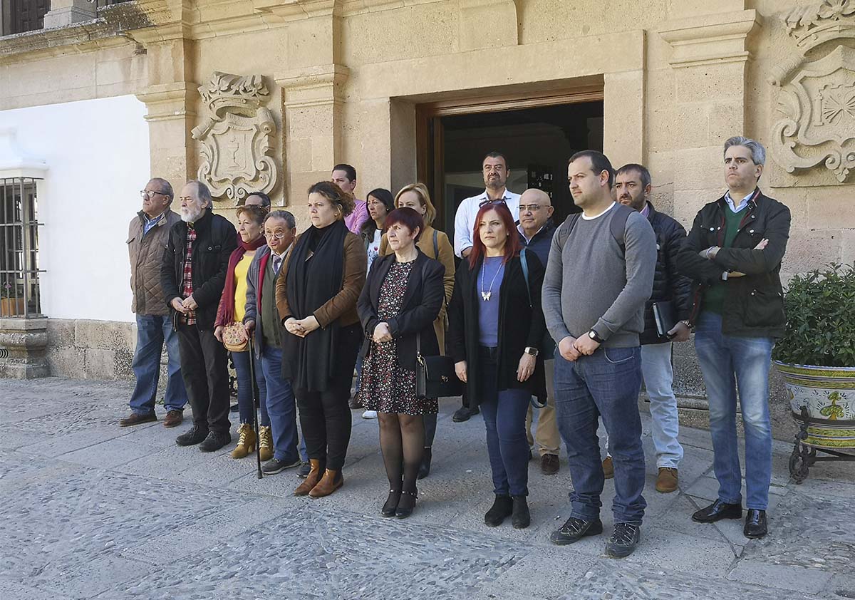Concejales y ciudadanos se han concentrado durante un minuto en las puertas del Consistorio.