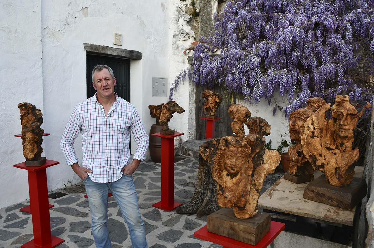 El artista Diego Guerrero muestra alguna de sus obras en el taller de Parauta.